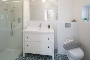 een witte badkamer met een wastafel en een toilet bij Solent View, 3bed apartment, fantastic sea views in West Cowes