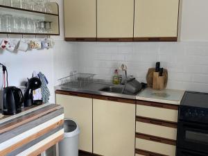 uma cozinha com um lavatório e uma bancada em Captivating 3-Bed Cottage in Port na Blagh em Port na Bláiche