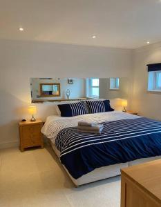 um quarto com uma cama grande e um espelho em Spinnaker apartment, 3bed with incredible views em East Cowes