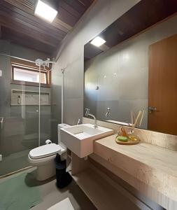 ein Badezimmer mit Waschbecken und Toilette in der Unterkunft Casa confortável em condomínio in Barra Grande