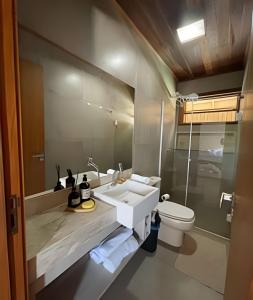 ein Badezimmer mit Waschbecken und Toilette in der Unterkunft Casa confortável em condomínio in Barra Grande + 5 Fotos