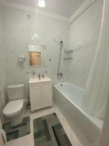 Kamar mandi di Apartaments COSTA ЖК Тандау