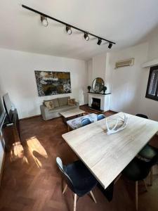 een woonkamer met een tafel en een bank bij Casa Malba in Mendoza