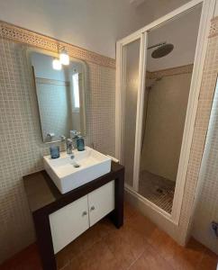 Ένα μπάνιο στο @casa_la_cala