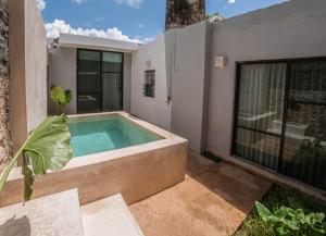 una piscina en el patio trasero de una casa en Casona de las Mestizas, en Mérida