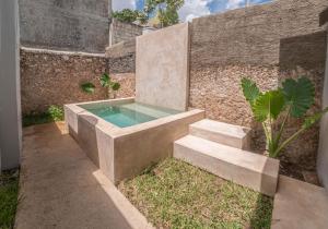 una piscina en la esquina de un edificio en Casona de las Mestizas en Mérida