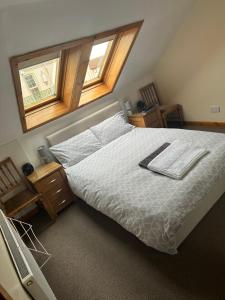 um quarto com uma cama e uma janela em 30 College Street, Buckhaven, Leven, Fife, KY81JX em Buckhaven