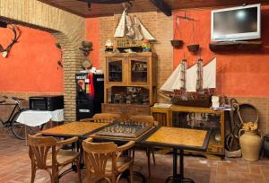 een eetkamer met een tafel met stoelen en een tv bij Quinta Jardim das Palmeiras, T2 n 8 , Algoz in Silves