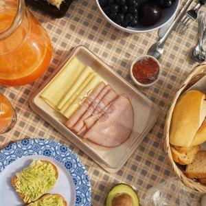 uma mesa com uma bandeja de comida com presunto em Pousada Quatro Estações em Santana do Riacho