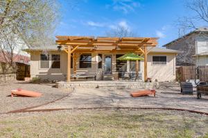 dom z drewnianym dachem i patio w obiekcie Pet-Friendly Austin Home with Patio and Fenced Yard! w mieście Austin