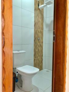 een badkamer met een toilet en een douche bij Sítio Primavera in Ipueiras