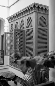 een raam met houten luiken op een gebouw bij Riad Le Sable Vert in Marrakesh