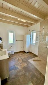 een grote badkamer met een wastafel en een toilet bij Finca Maracuya in El Paso