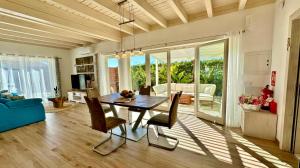 a dining room with a table and chairs at Finca Maracuya in El Paso