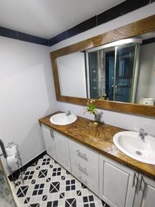a bathroom with two sinks and a mirror at Hacienda la riviera in Santa Rosa de Cabal