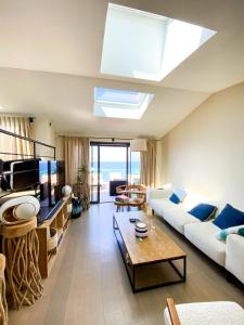sala de estar con sofá y mesa en Villa luxe vue mer panoramique - sauna-hamam - jacuzzi en Marsella