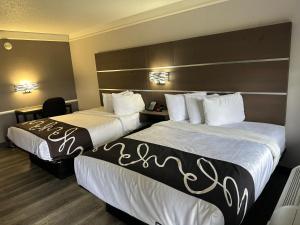 Кровать или кровати в номере La Quinta Inn By Wyndham IH-10 West San Antonio TX +20 фотографий