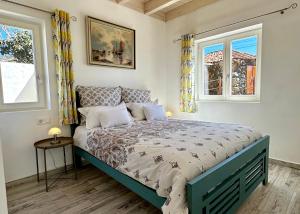 1 dormitorio con 1 cama y 2 ventanas en Finca Maracuya en El Paso