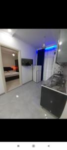 Geno Guest House في كفارياتي: غرفة مع مطبخ وغرفة نوم مع سرير