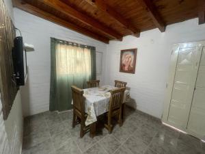 Un comedor con mesa y sillas y una ventana. en Departamento El Virula, en Villa Unión 2 fotos más