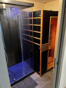 La salle de bains est pourvue d'une douche avec une porte en verre. dans l'établissement Villa luxe vue mer panoramique - sauna-hamam - jacuzzi, à Marseille
