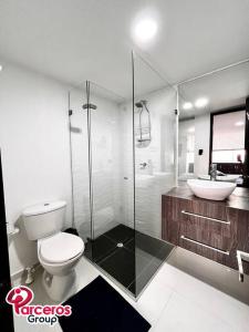 a bathroom with a toilet and a sink at Acogedor Apartamento Para Grupos Cerca Al Mar Por Parceros Group in Cartagena de Indias