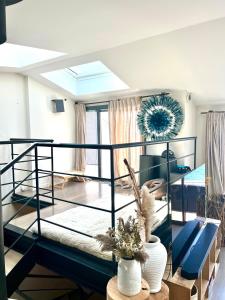 Cette chambre est dotée de lits superposés dans des tons bleus. dans l'établissement Villa luxe vue mer panoramique - sauna-hamam - jacuzzi, à Marseille