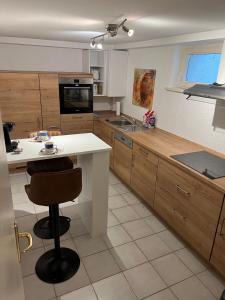 a kitchen with a white counter and a stove top oven at Sions große Ferienwohnung Ferienwohnung mit 3 Schlafzimmer, 2 km bis zum Europapark Rust in Kappel-Grafenhausen