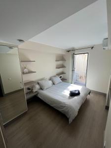 - une chambre avec un grand lit et un grand miroir dans l'établissement Villa luxe vue mer panoramique - sauna-hamam - jacuzzi, à Marseille