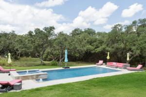 Bazén v ubytování Get Back to Nature at Secluded Hill Country Oasis nebo v jeho okolí