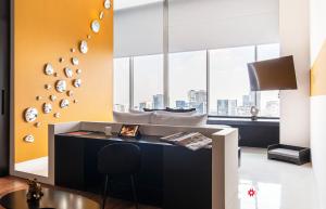 een kamer met een bureau met uitzicht op een stad bij Collection Suites by Kukun in Mexico-Stad +117 foto's