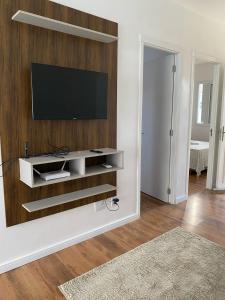 Televízia a/alebo spoločenská miestnosť v ubytovaní Casa em Condomínio Fechado