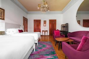 Habitación de hotel con 2 camas y sillas moradas en Pug Seal Polanco Anatole France, en Ciudad de México
