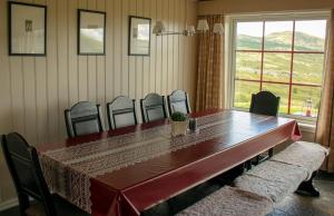 a conference room with a large wooden table and chairs at Rondane Haukliseter Fjellhotell in Høvringen