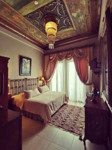 a bedroom with a bed and a large window at Hotel Boutique Mansion Del Rio in Guayaquil