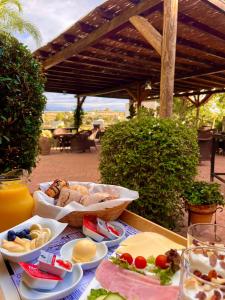 una mesa cubierta con platos de comida en una mesa en La Granja de Antonio en Alhaurín el Grande