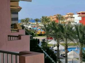 Bazén v ubytování PORTO MATROUH Beach resort families only nebo v jeho okolí