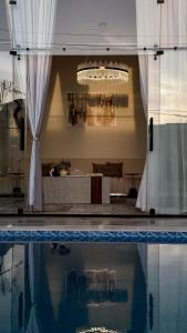 a room with a pool of water and a living room at شالية سَال الفندقي in Buraydah