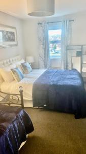 Un dormitorio con una cama grande y una ventana en Spacious 1 Bedroom Apartment In Wigan en Shevington