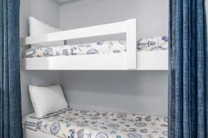 Uma ou mais camas em beliche em um quarto em Discover Serenity in this Oceanview Condo