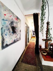 曼雷沙的住宿－ArtStudio Double，墙上挂有画的走廊