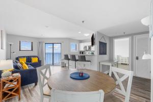 sala de estar y comedor con mesa y sillas en Beautiful 2BR Penthouse with Amazing Views, en Myrtle Beach