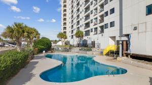 una piscina frente a un edificio en Beautiful 2BR Penthouse with Amazing Views, en Myrtle Beach