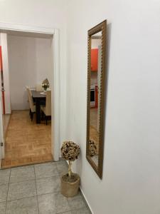 uno specchio su una parete bianca accanto a un tavolo di Tea a Sremska Mitrovica
