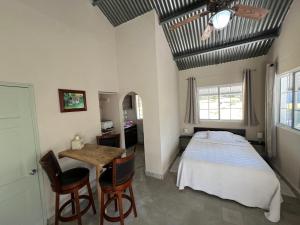 a bedroom with a bed and a table and chairs at Casa Naturaleza in Valle de Anton
