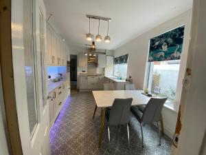 Η κουζίνα ή μικρή κουζίνα στο The Sunflower En-suite Room