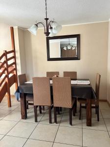 een eettafel met stoelen en een spiegel bij Amplia Casa 8 dormitorios 4 baños Avenida Lircay in Talca