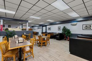 A restaurant or other place to eat at Americas Best Value Inn Gallup