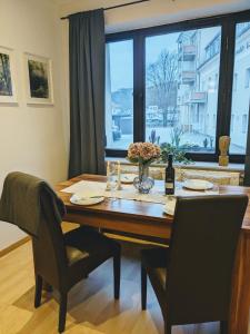 mesa de comedor con 2 sillas y ventana en Ferienwohnung am Rabenauer Grund en Freital