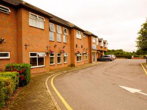 uma rua vazia em frente a um edifício de tijolos em Consort Hotel em Rotherham